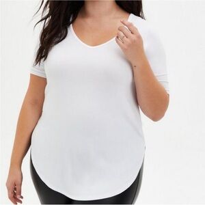 TORRID Super Soft Short Sleeve White V-Neck Tunic Blouse EUC sz 3 Like New